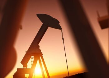 Oil Markets on Knife-Edge With Brent Poised for Violent Breakout Amid War Fears