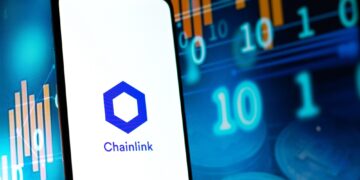 Stellar integrates Chainlink’s CCIP, fueling LINK’s 3.6% rebound and advancing real-world asset tokenization growth.