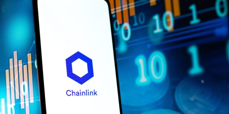 Stellar integrates Chainlink’s CCIP, fueling LINK’s 3.6% rebound and advancing real-world asset tokenization growth.