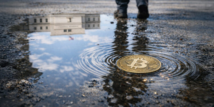 Bitcoin dances to the beat of Trump and Powell's political drama