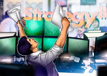 Strategy stock beats Bitcoin after rising 25% in a month: BTC bottom in?