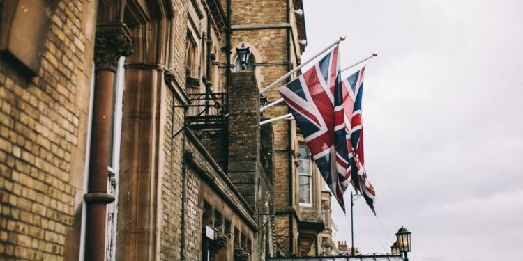 Binance and CZ Sued for $200 Million in UK Over 'Unauthorized' Derivatives Sold to 1,700 Traders